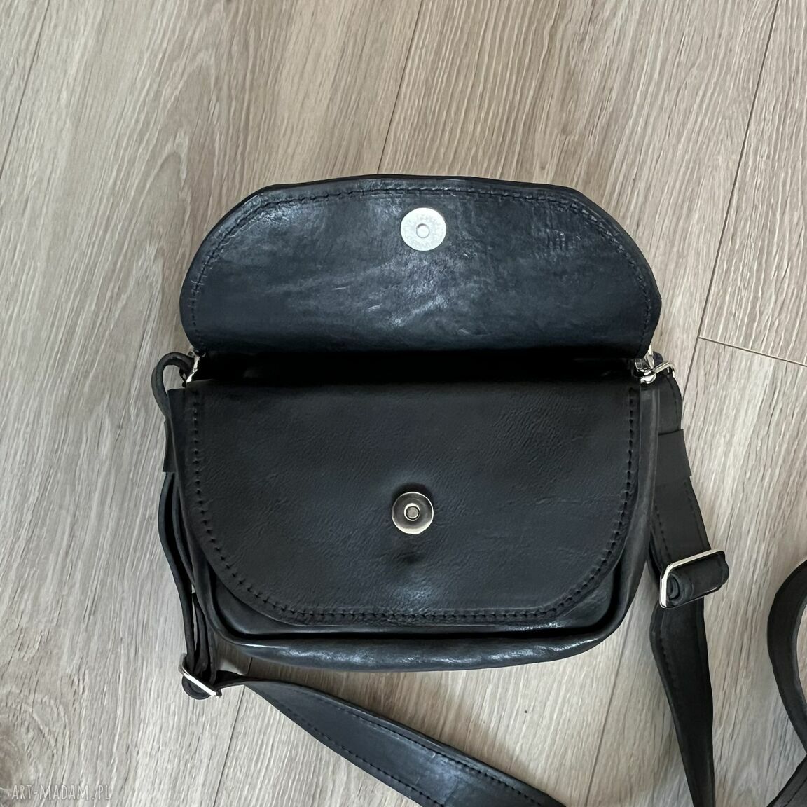 mini: Czarna mała torebka na cztery klapy ze skóry. Handmade