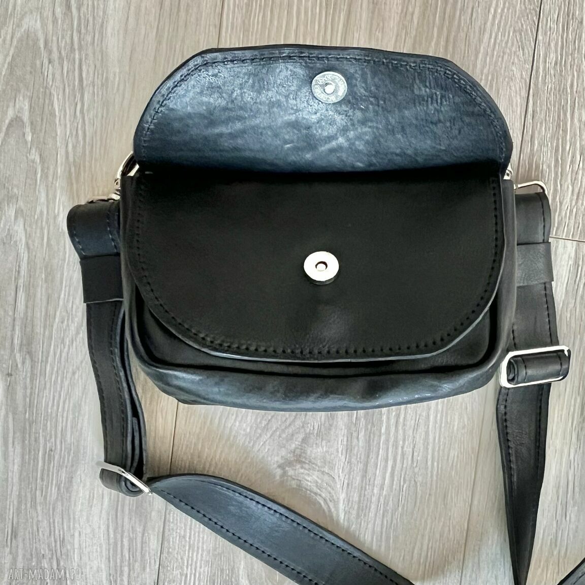 mini: Czarna mała torebka na cztery klapy ze skóry. Handmade