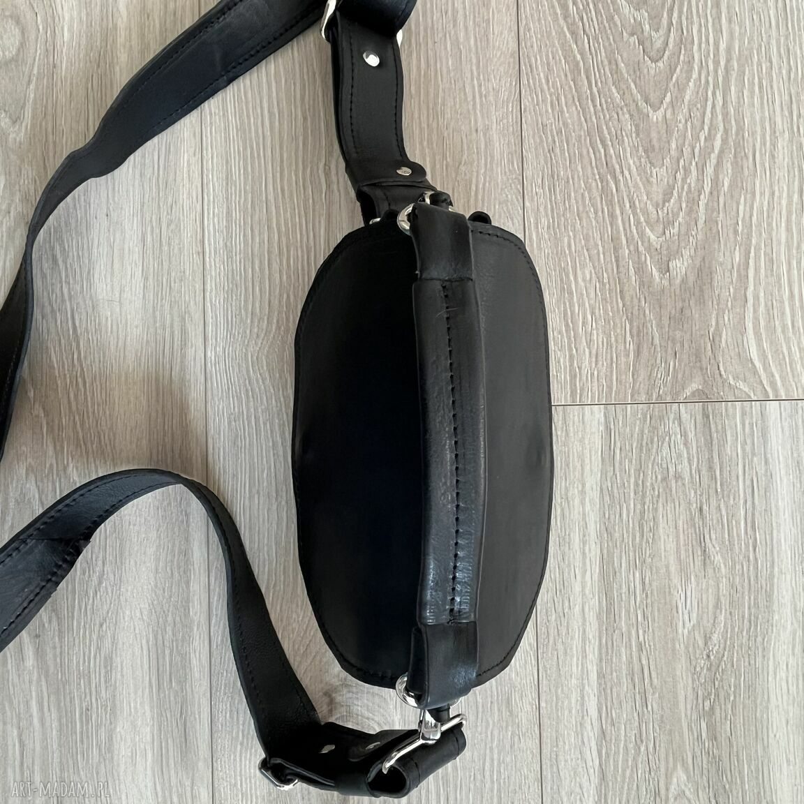mini: Czarna mała torebka na cztery klapy ze skóry. Handmade