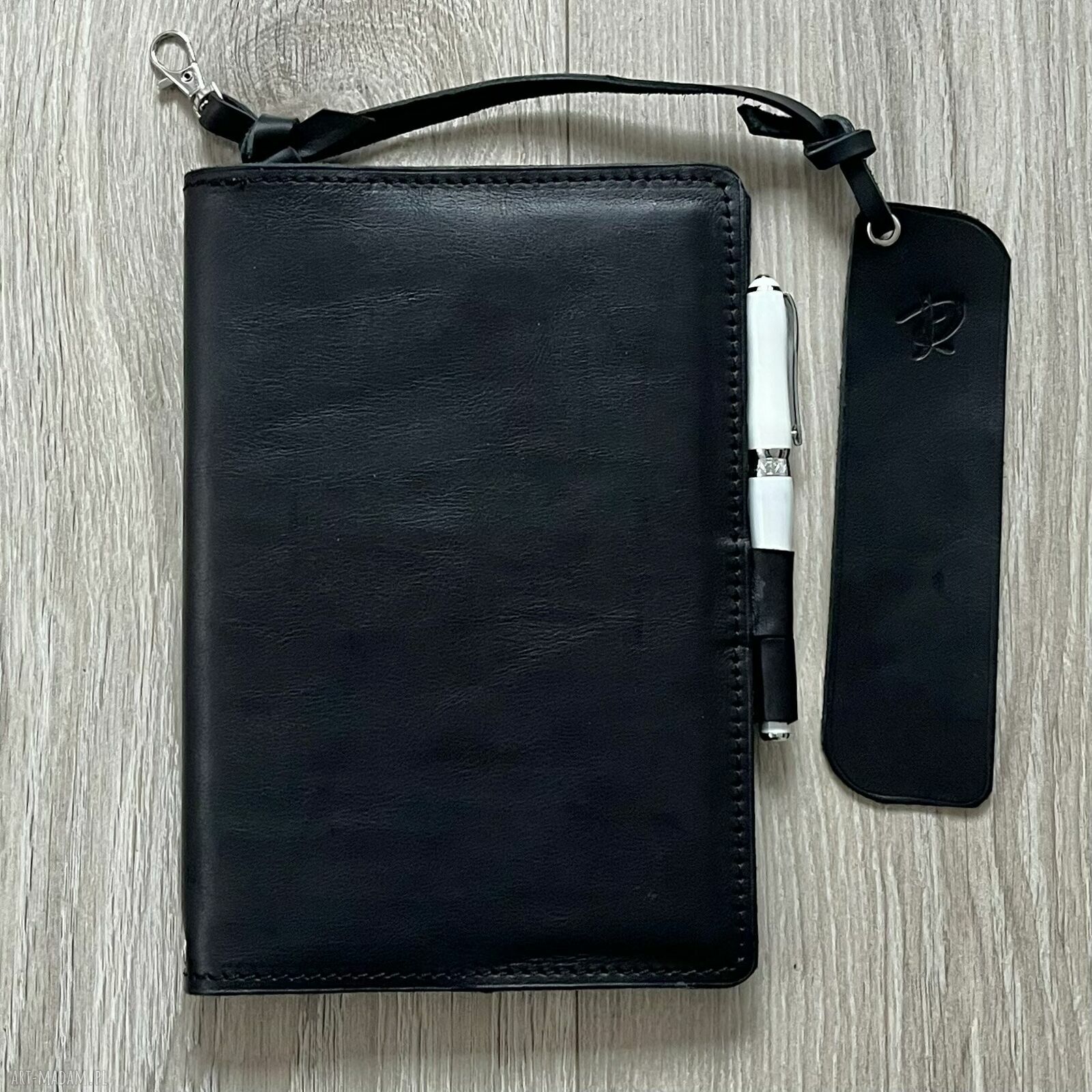 akcesoria: Czarna okładka skórzana na książkę formatu A 5. Ręcznie robione