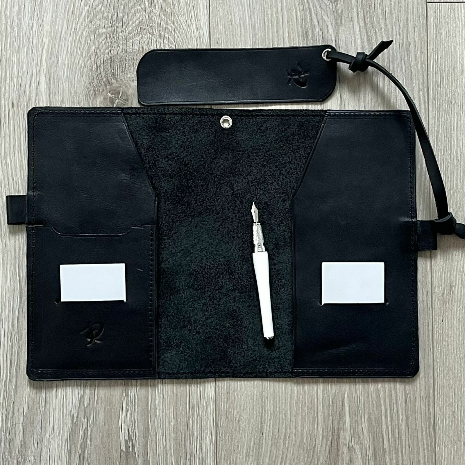 akcesoria: Czarna okładka skórzana na książkę formatu A 5. Ręcznie robione