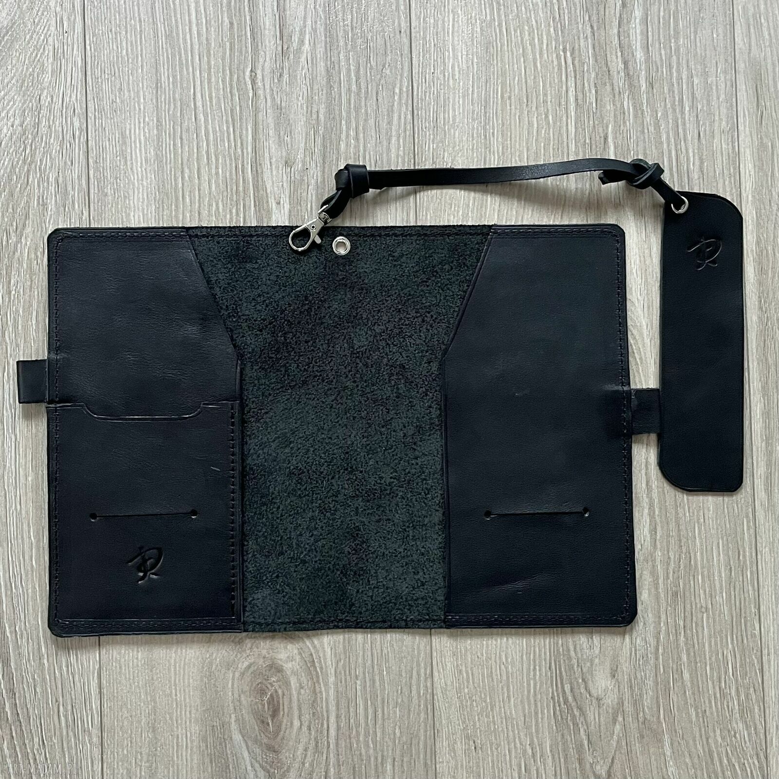 akcesoria: Czarna okładka skórzana na książkę formatu A 5. Ręcznie robione