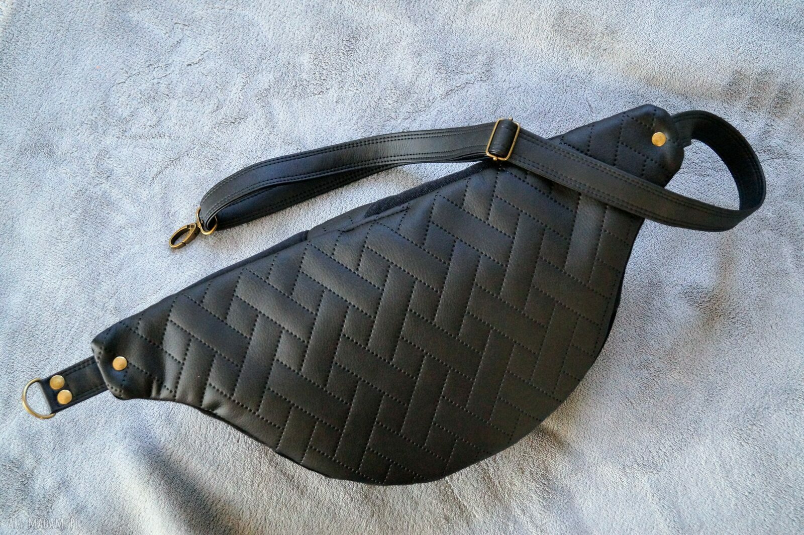 Czarna nerka patchworkowa XXL - pojemna i regulowana, handmade