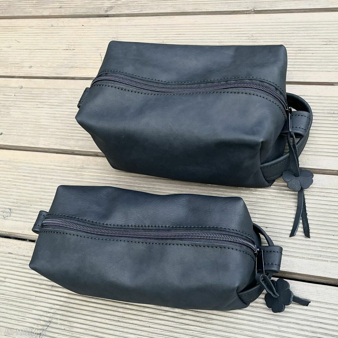 kosmetyczki: Czarna średniej wielkości kosmetyczka skórzana. Ręcznie wykonane