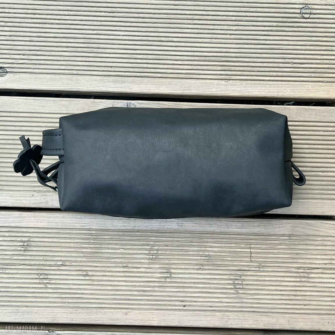 kosmetyczki: Czarna średniej wielkości kosmetyczka skórzana. Ręcznie wykonane