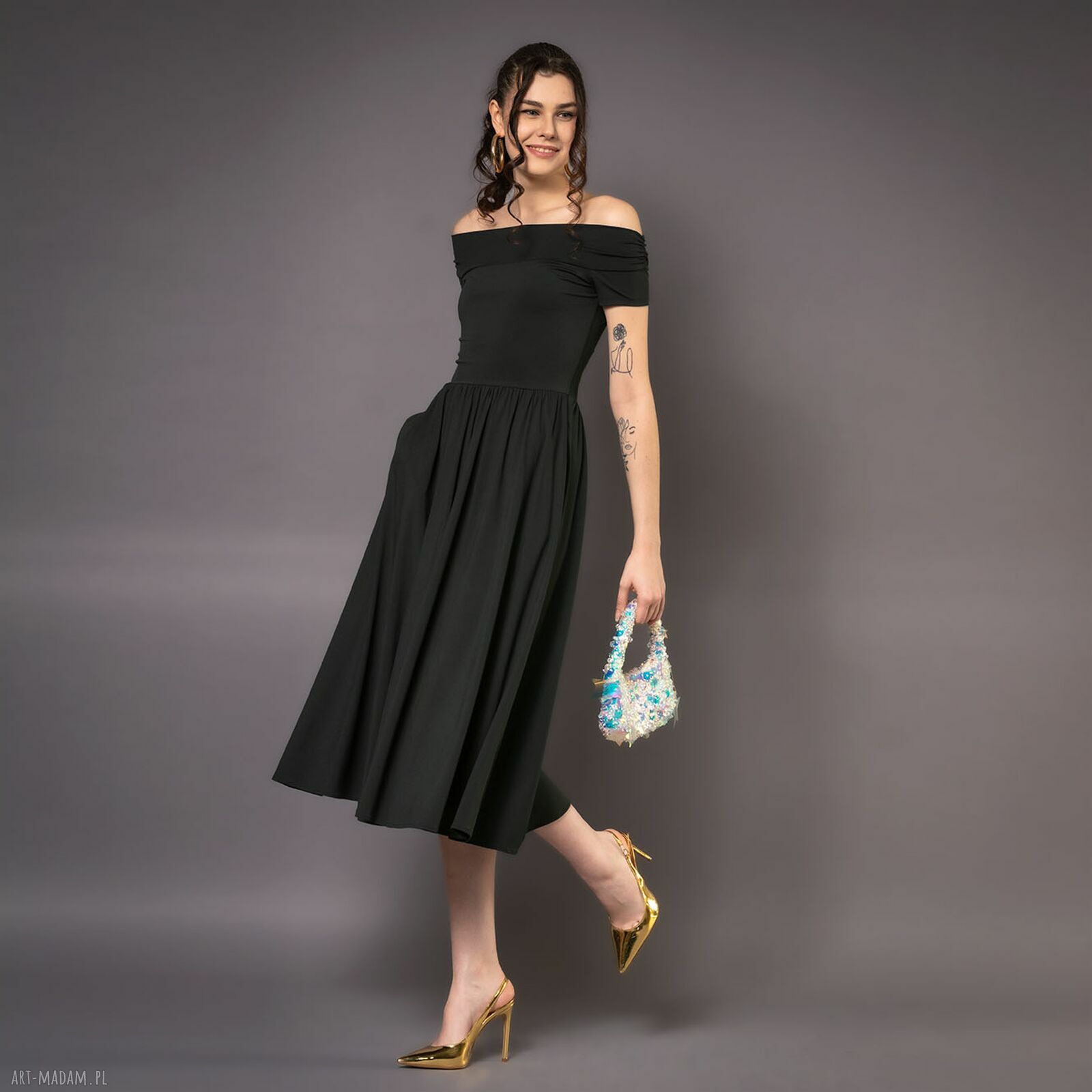 Czarna sukienka Summer Sandy - elegancka rozkloszowana z odsłoniętymi ramionami i kieszeniami