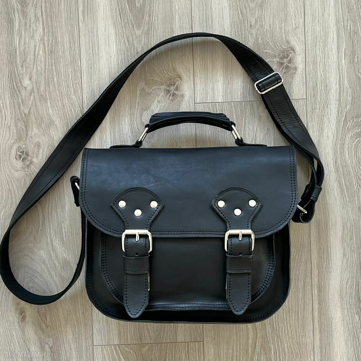 na ramię: Czarna torba skórzana na ramie. Ręczne wykonanie