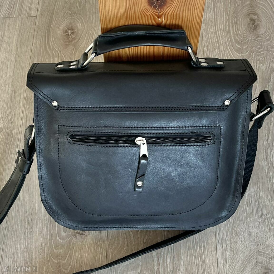 na ramię: Czarna torba skórzana na ramie. Ręczne wykonanie