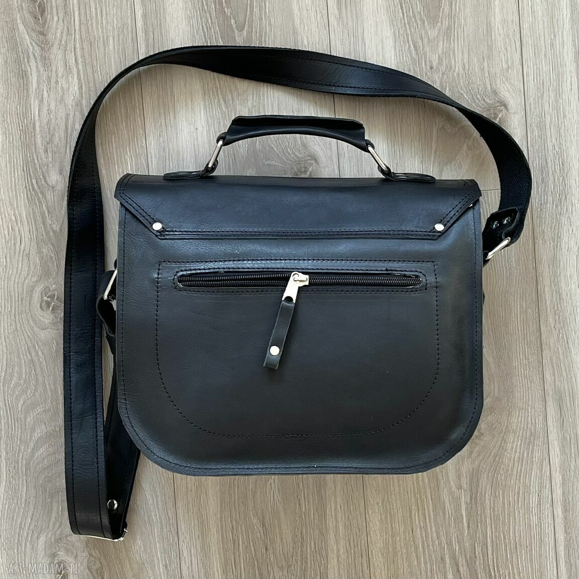 na ramię: Czarna torba skórzana na ramie. Ręczne wykonanie