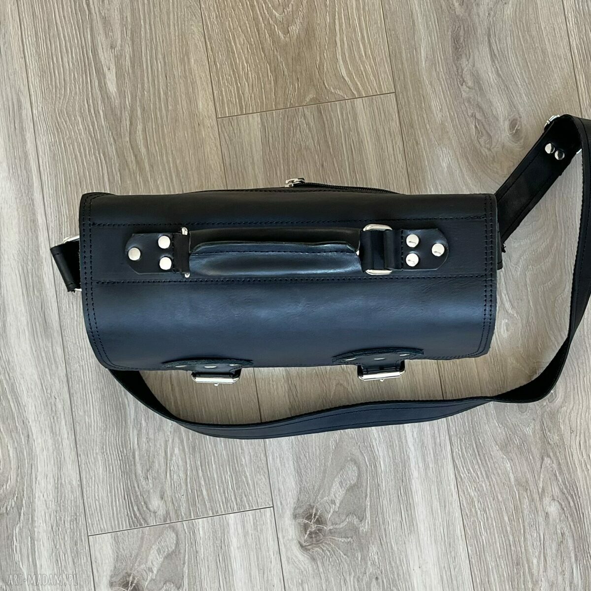 na ramię: Czarna torba skórzana na ramie. Ręczne wykonanie