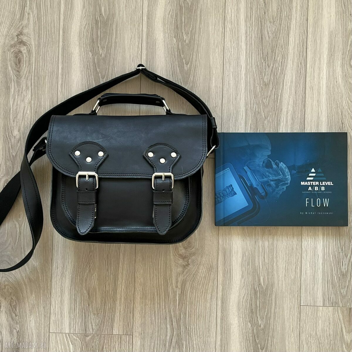 na ramię: Czarna torba skórzana na ramie. Ręczne wykonanie