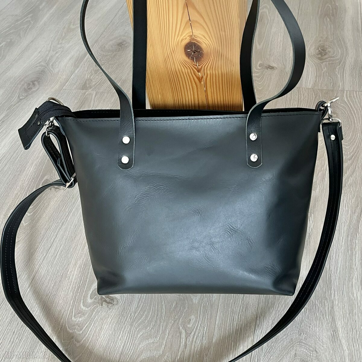 na ramię: Czarna torba ze skóry na ramie. Format A 4. ręczne wykonanie