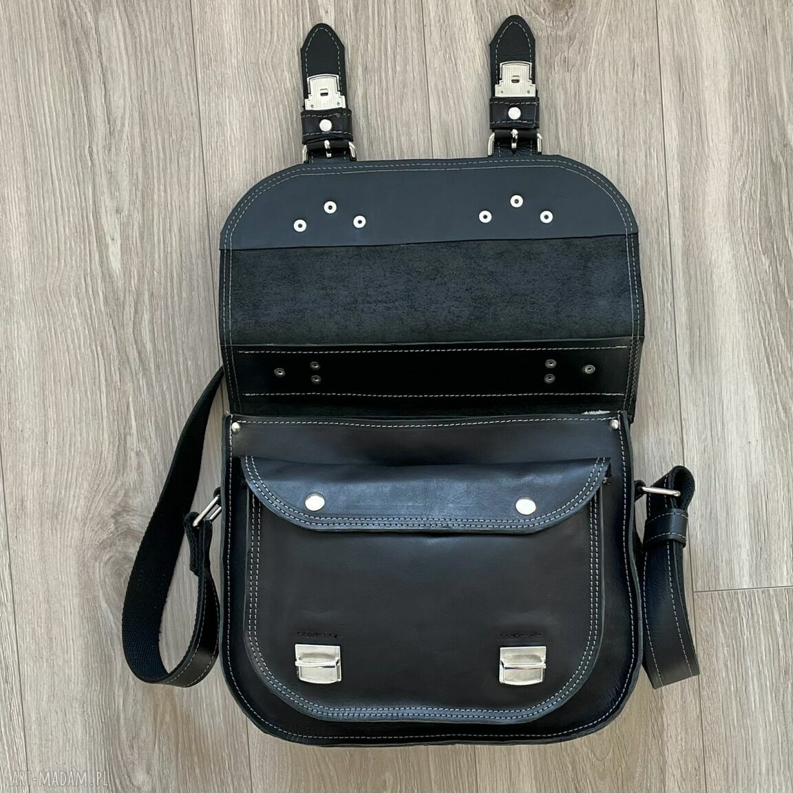 na ramię: Czarna torba ze skóry na ramię obszyta szarą nitką. Ręcznie wykonane