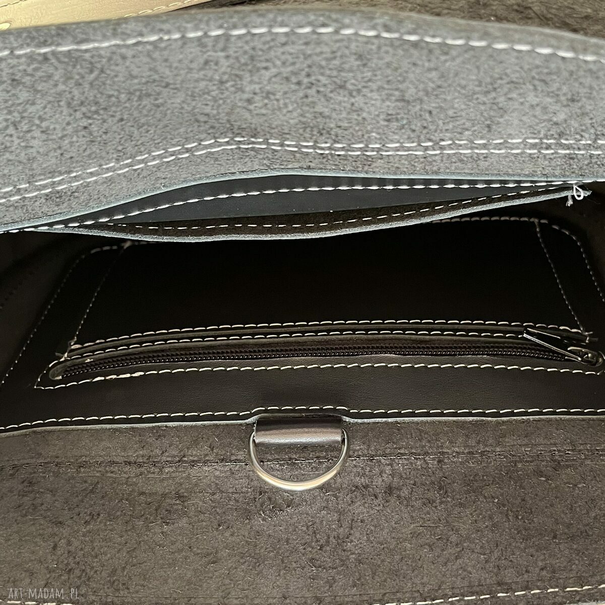 na ramię: Czarna torba ze skóry na ramię obszyta szarą nitką. Ręcznie wykonane