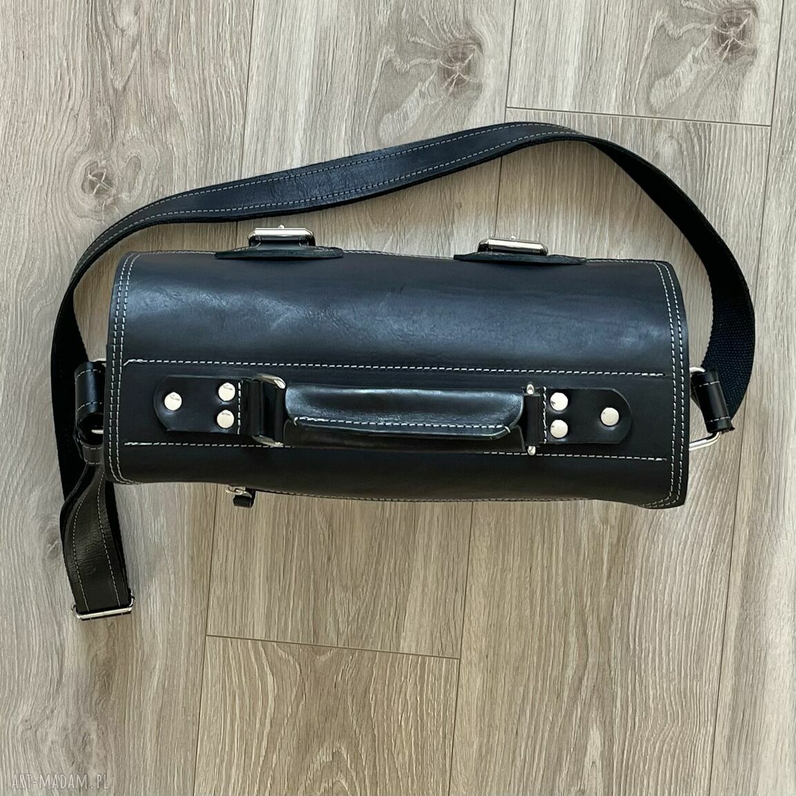 na ramię: Czarna torba ze skóry na ramię obszyta szarą nitką. Ręcznie wykonane