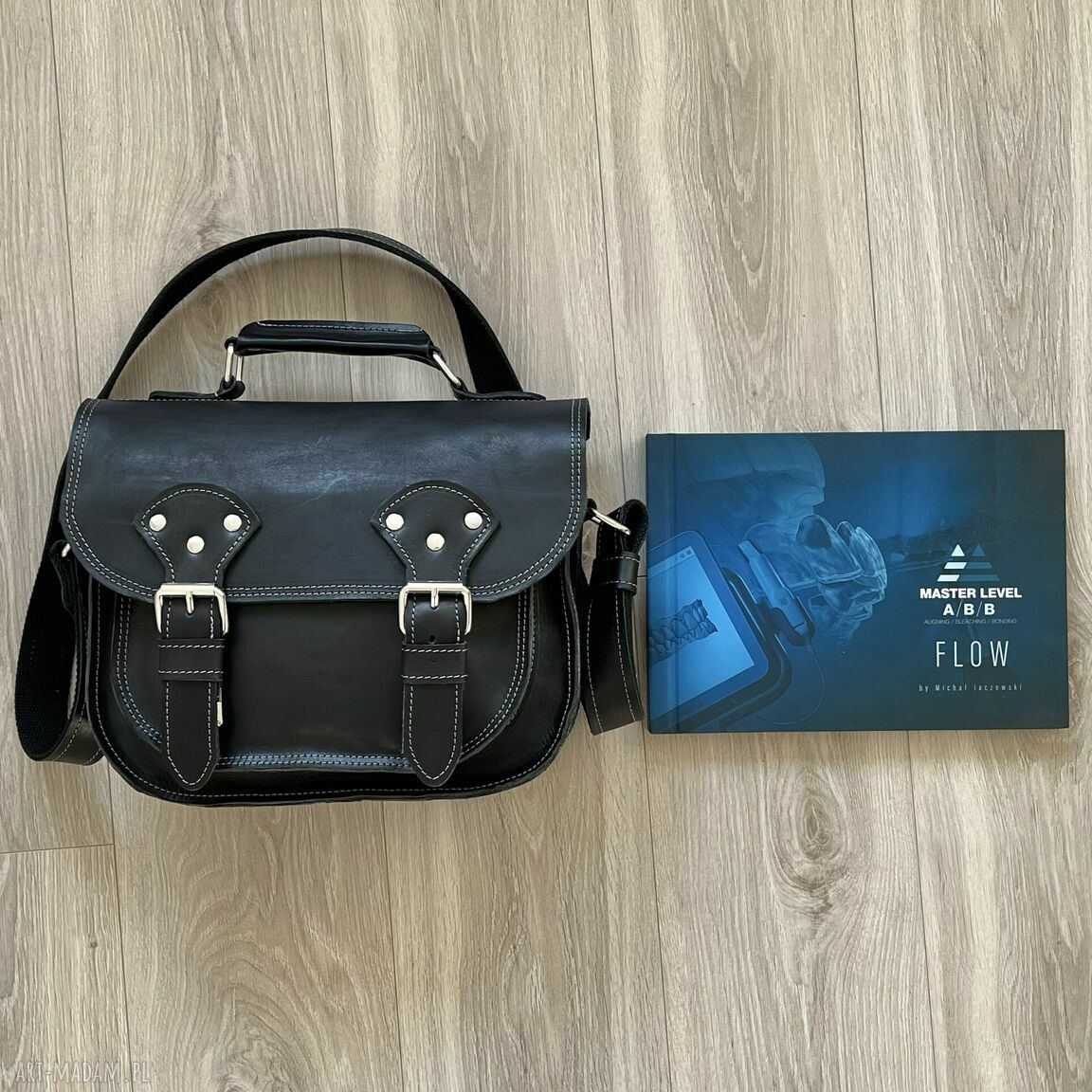 na ramię: Czarna torba ze skóry na ramię obszyta szarą nitką. Ręcznie wykonane