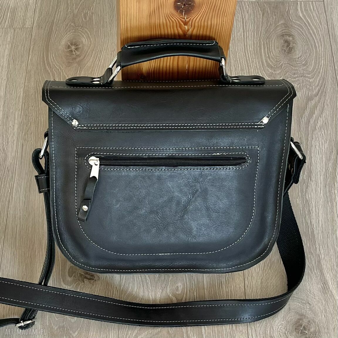 na ramię: Czarna torba ze skóry na ramię obszyta szarą nitką. Ręcznie wykonane