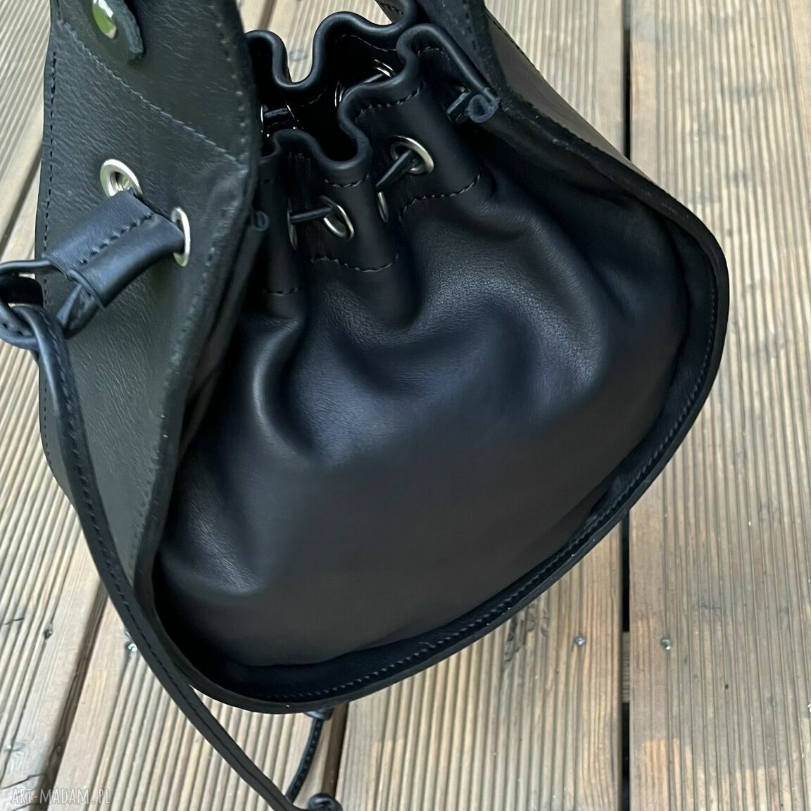 na ramię: Czarna torebka worek ze skóry handmade
