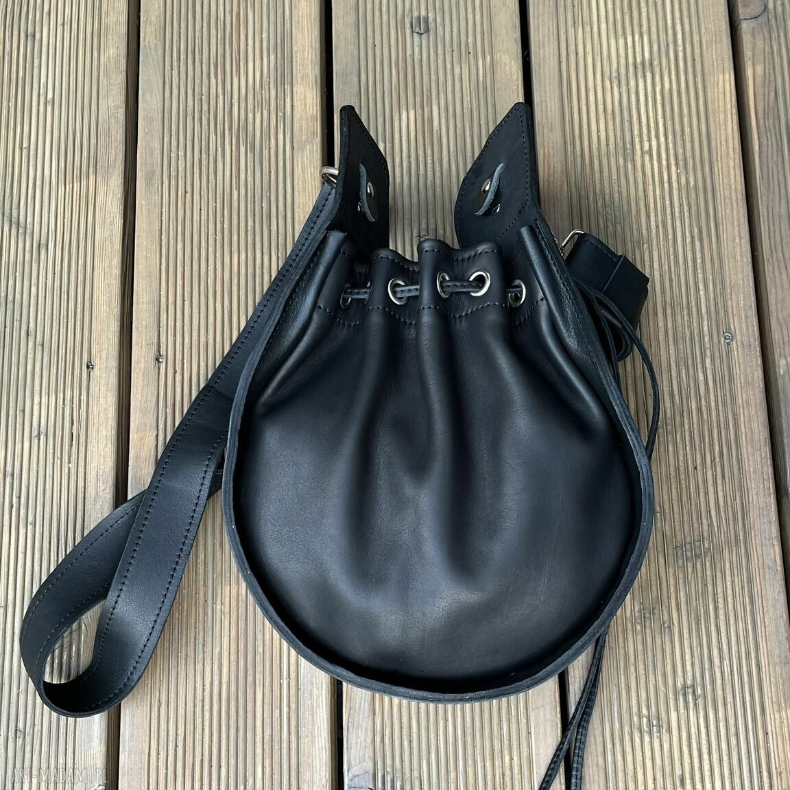 na ramię: Czarna torebka worek ze skóry handmade