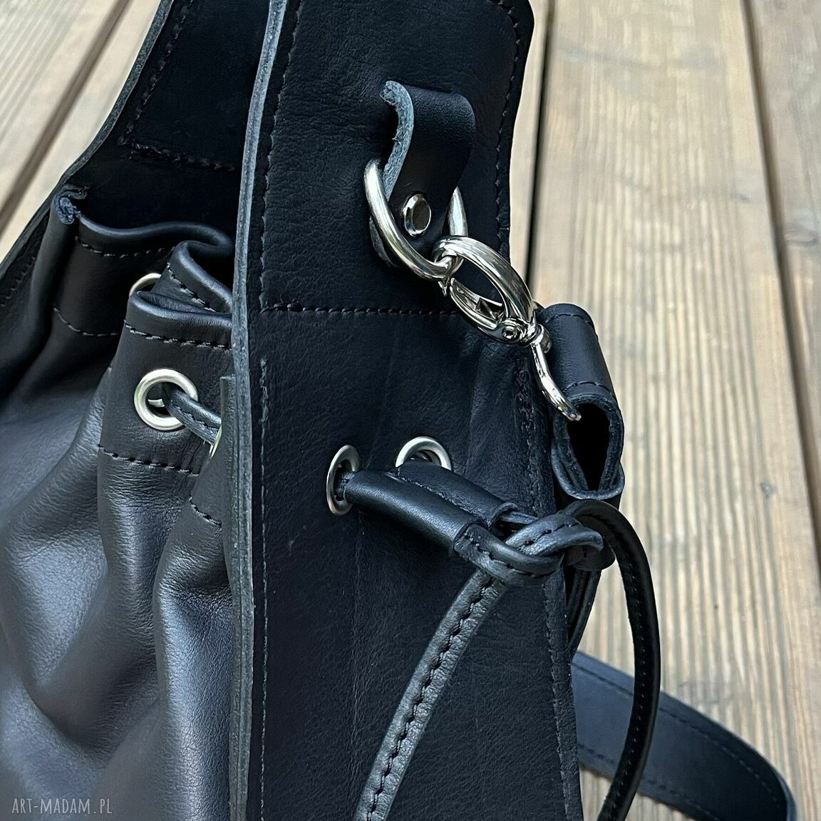 na ramię: Czarna torebka worek ze skóry handmade