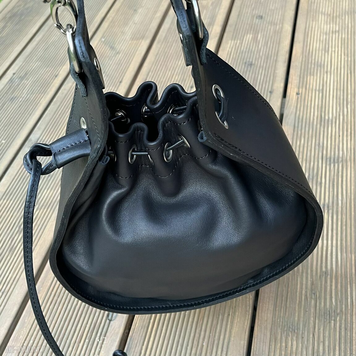 torebka worek skóry skórzany czarny kształcie