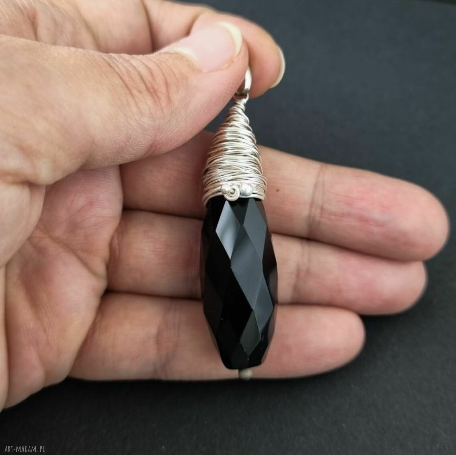 Czarna Wieża - wisior wire-wrapping z czarnego onyksu