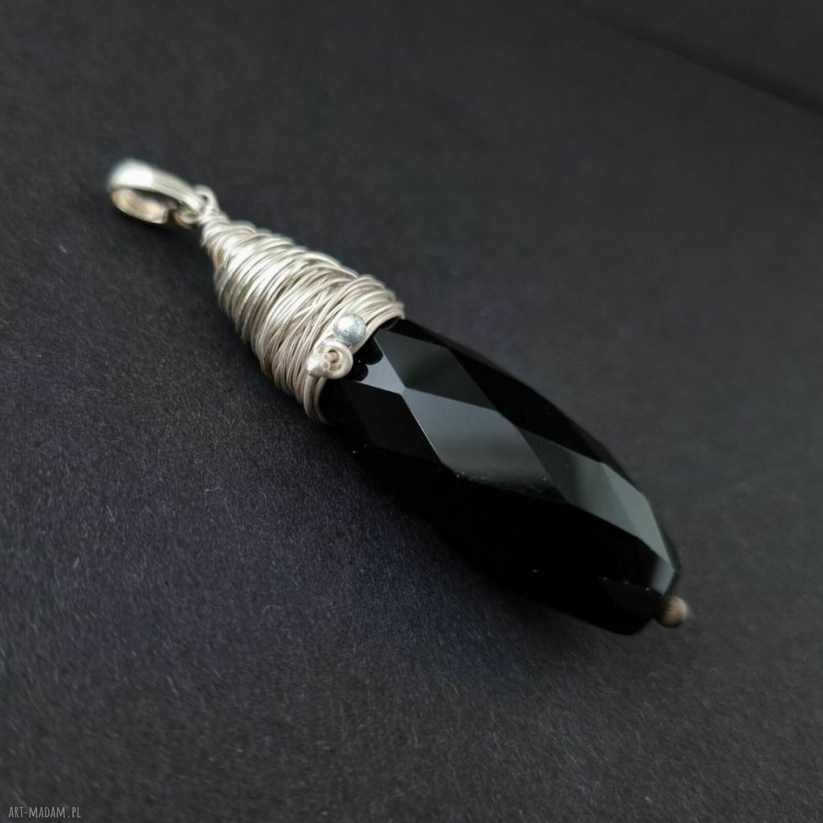 Czarna Wieża - wisior wire-wrapping z czarnego onyksu