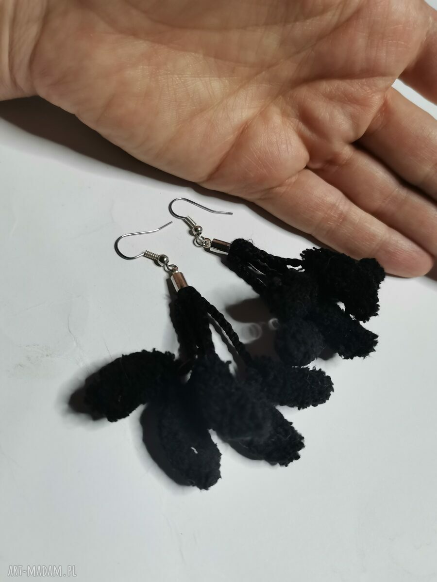 Czarne kolczyki z pomponami - boho folk etno, leciutkie i efektowne