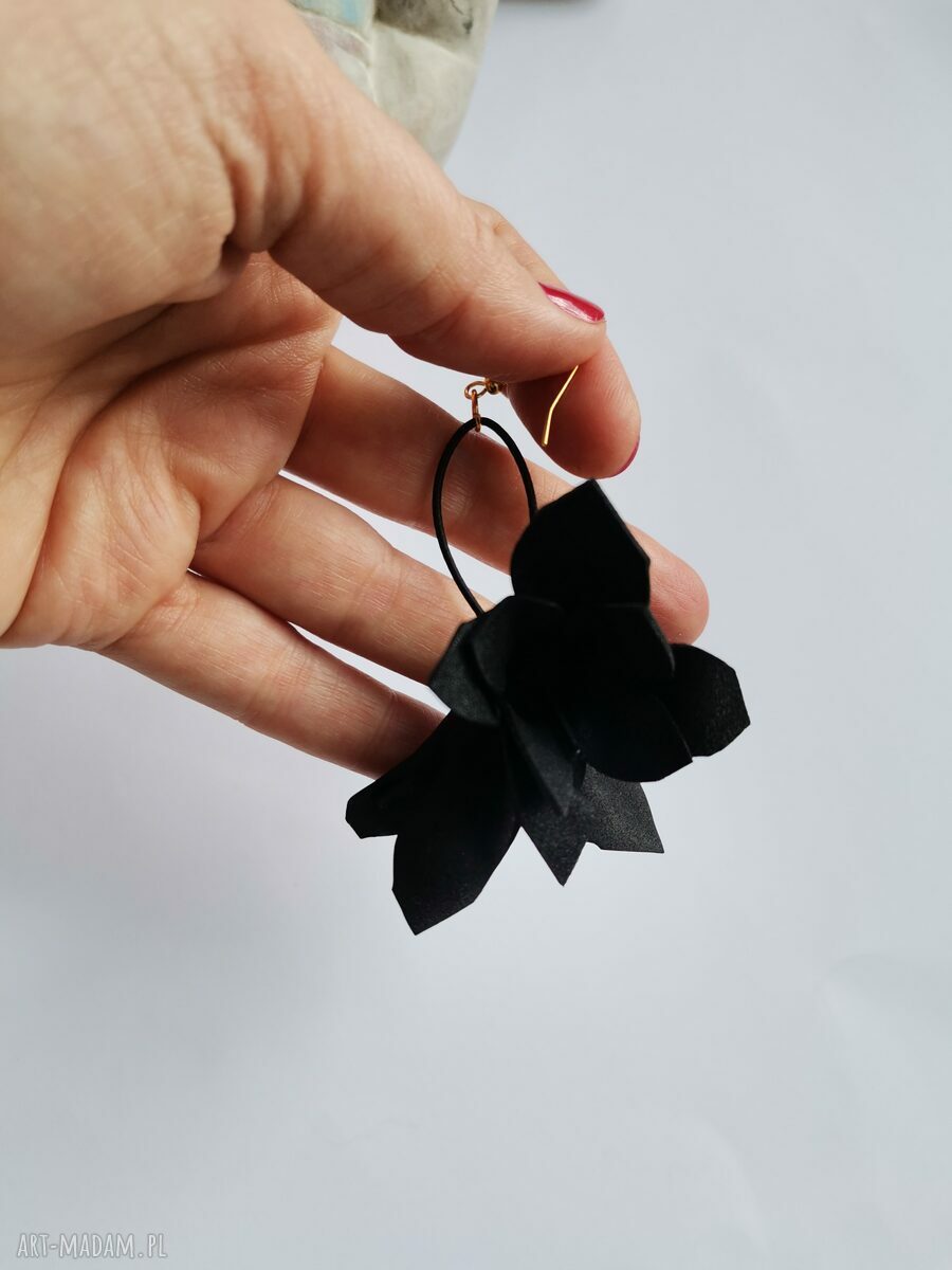 Kolczyki czarne tulipany boho folk - rękodzieło dla kobiet, które lubią wyraziste dodatki