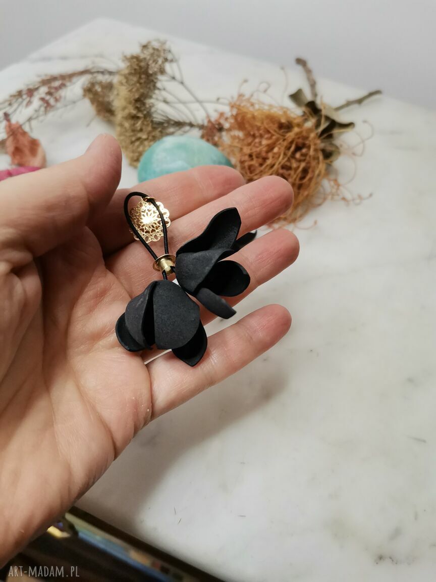 Ażurowe czarne tulipany - lekkie kolczyki boho na prezent