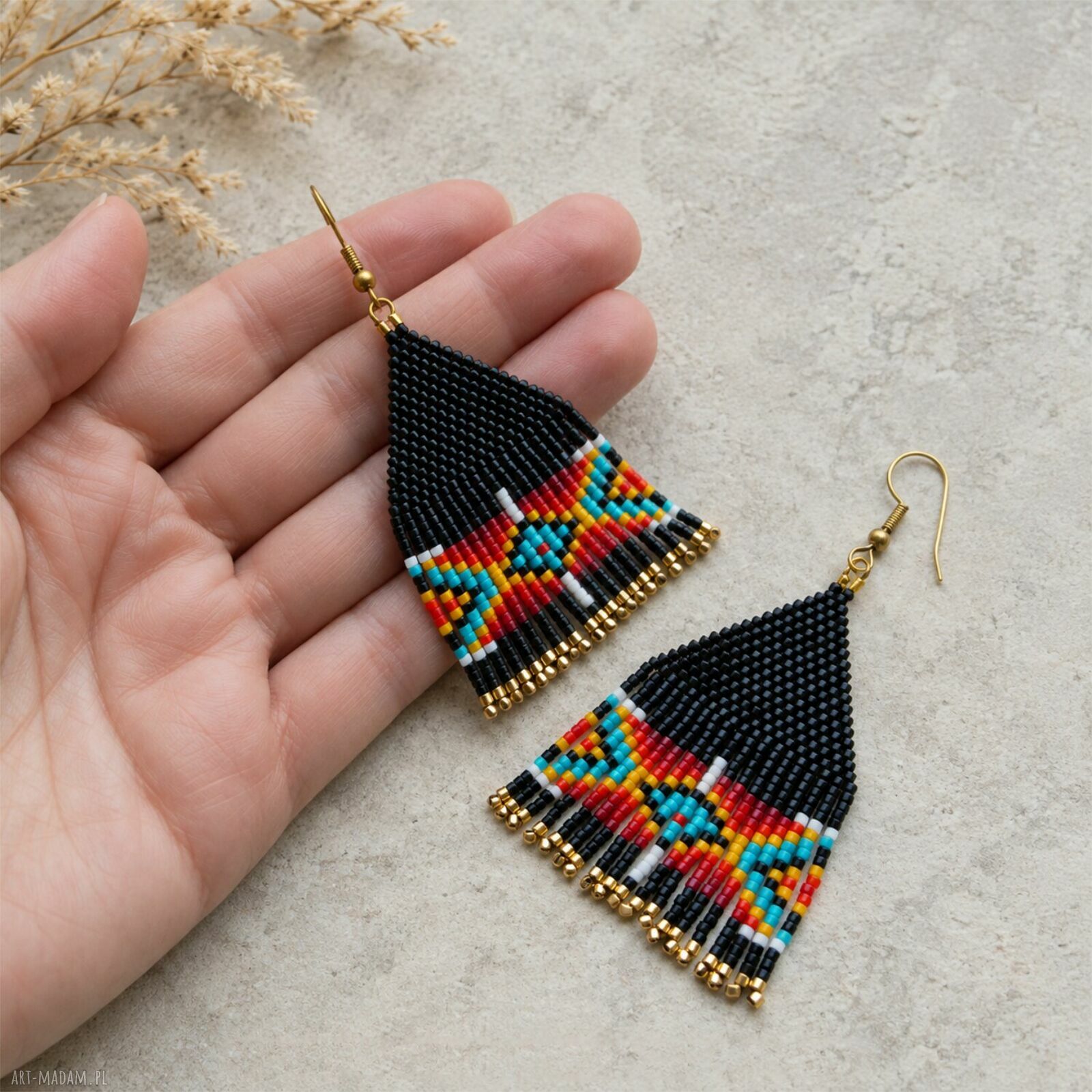 Czarne kolczyki z frędzlami - geometryczna biżuteria boho