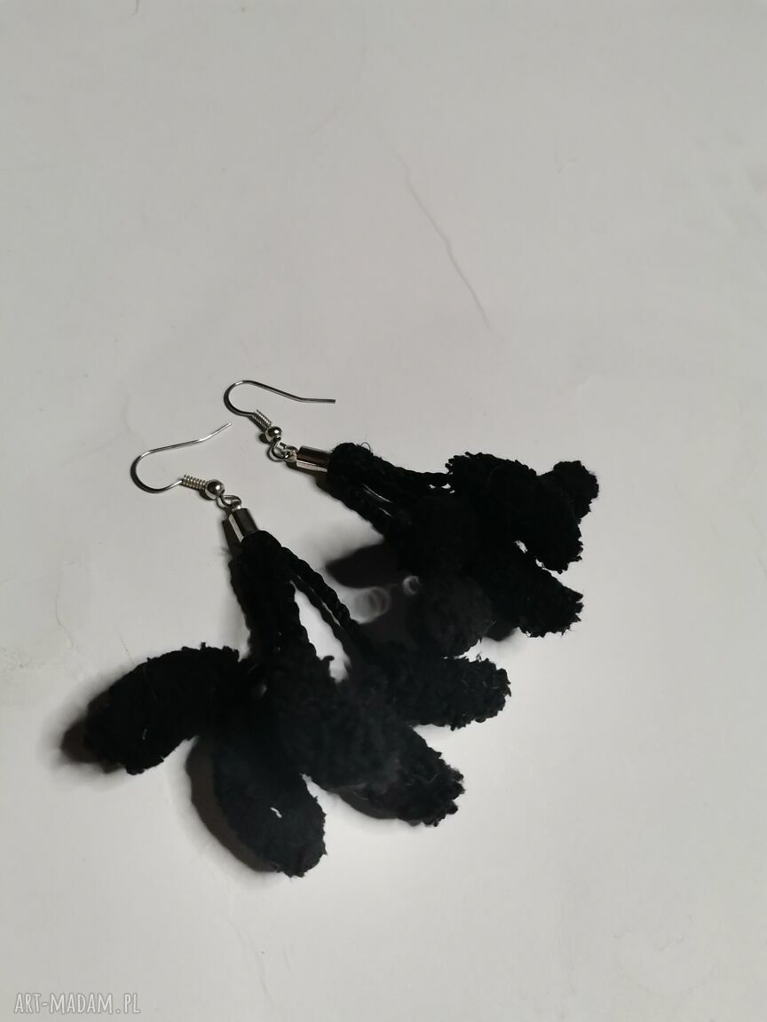 Czarne kolczyki z pomponami - boho folk etno, leciutkie i efektowne