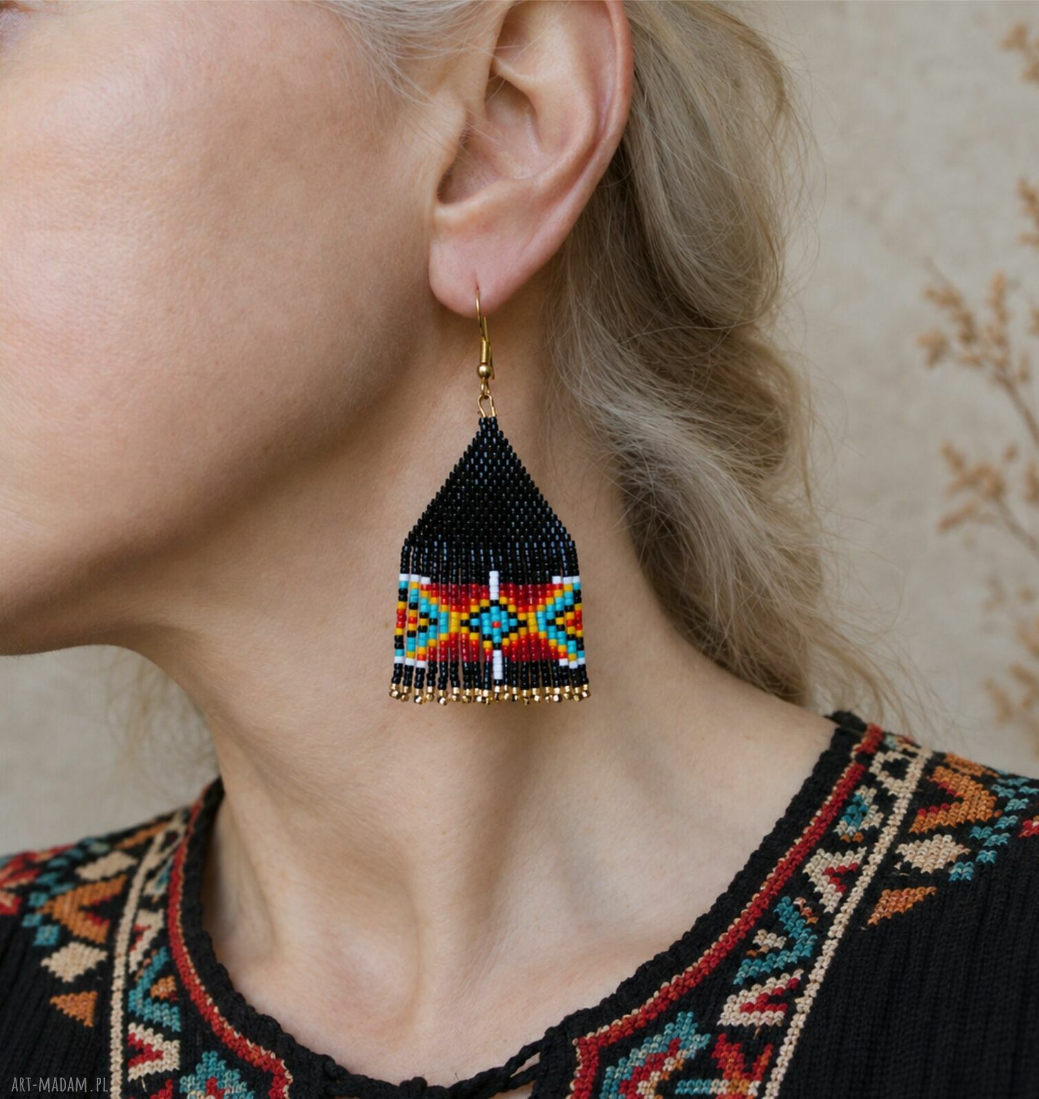 Czarne kolczyki z frędzlami - geometryczna biżuteria boho
