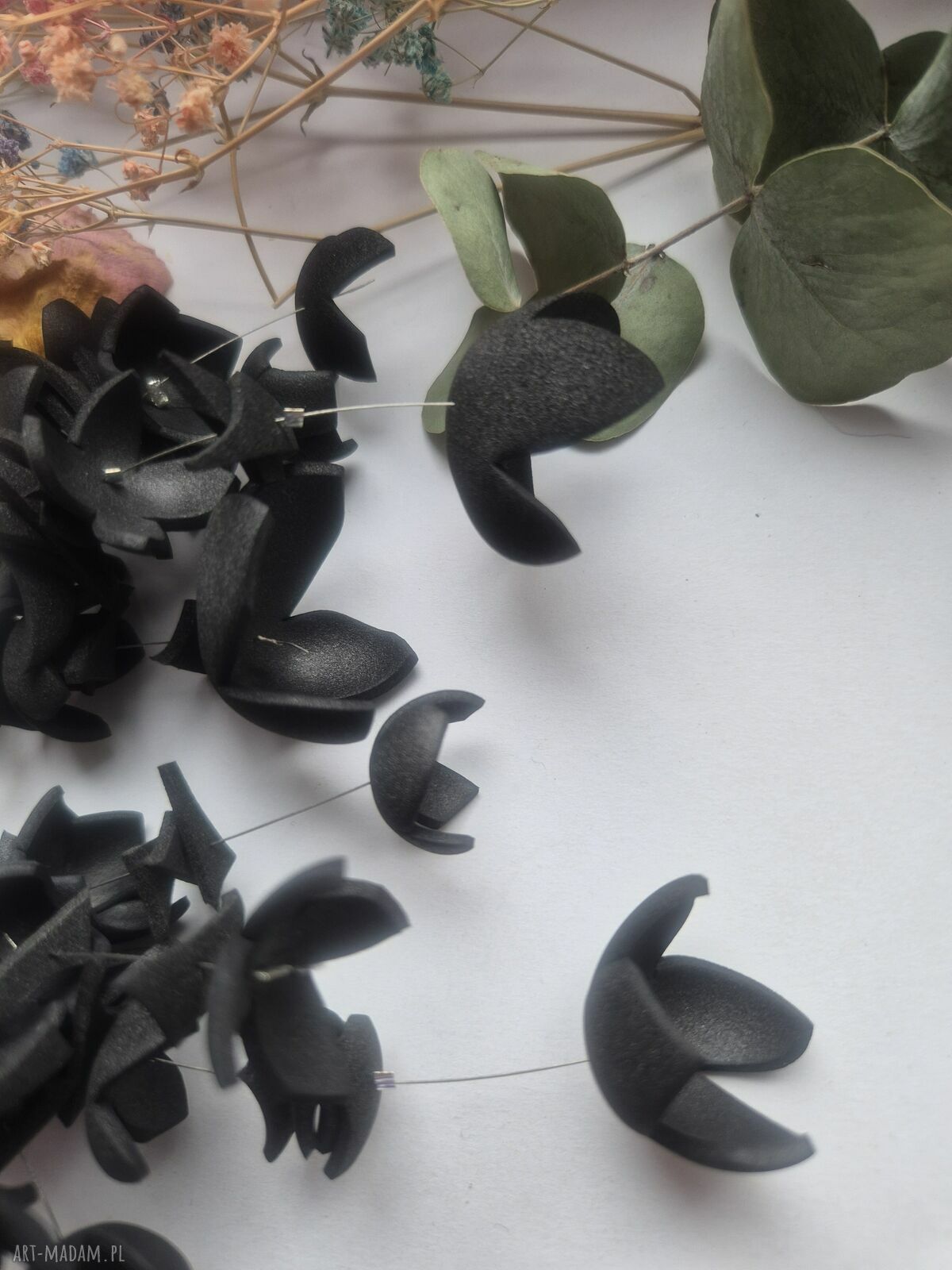 Czarne, leciutkie kolczyki boho w kształcie kwiatów - Ruda Klara (pojedynczy egzemplarz)