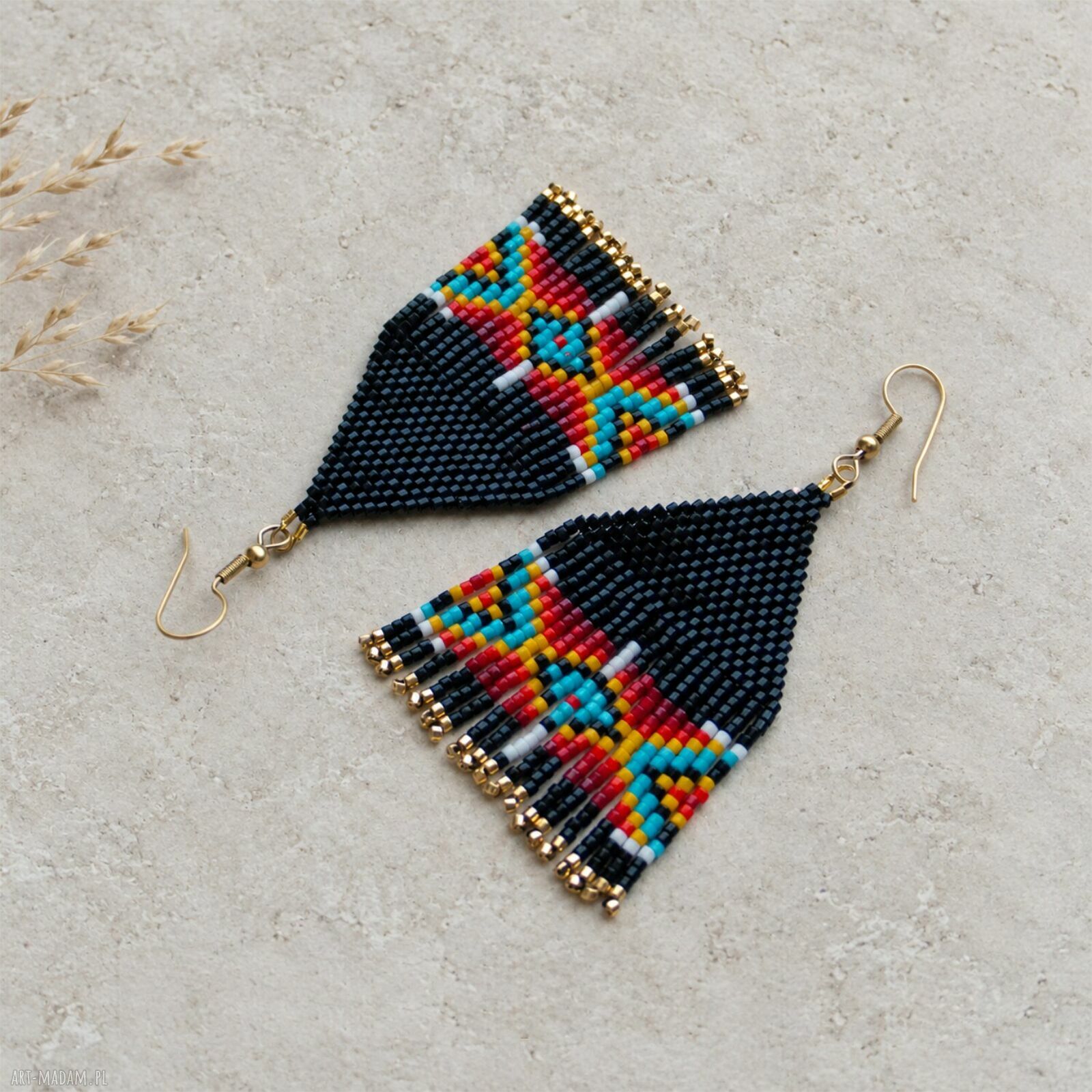 Czarne kolczyki z frędzlami - geometryczna biżuteria boho