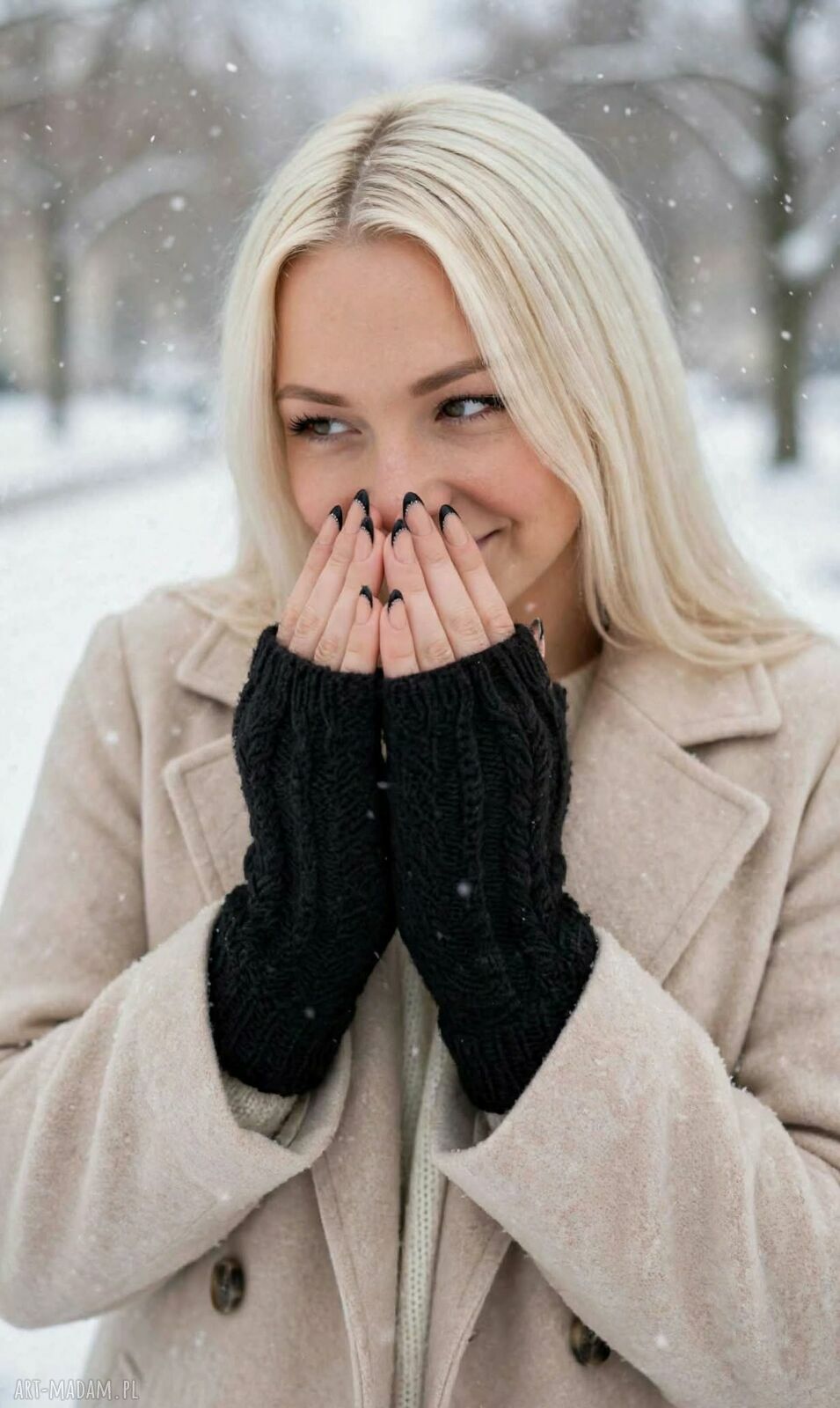 Czarne mitenki damskie z wełny merino - rękodzieło Foxy Knit