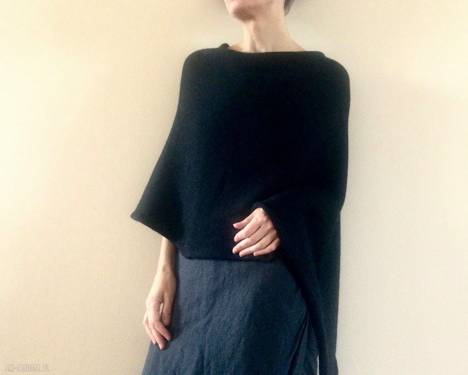 Czarne ponczo z golfem z alpaki - elegancki sweter na każdą porę roku