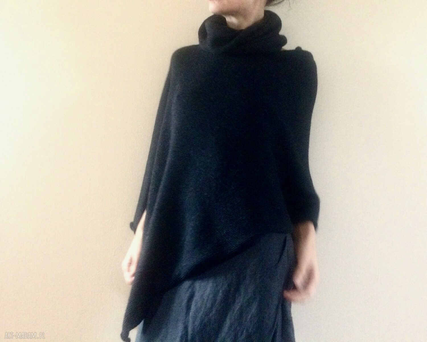 Czarne ponczo z golfem z alpaki - elegancki sweter na każdą porę roku