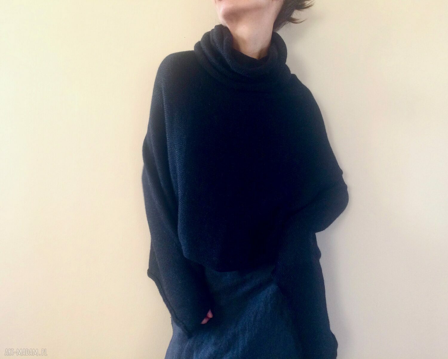 Czarne ponczo z golfem z alpaki - elegancki sweter na każdą porę roku