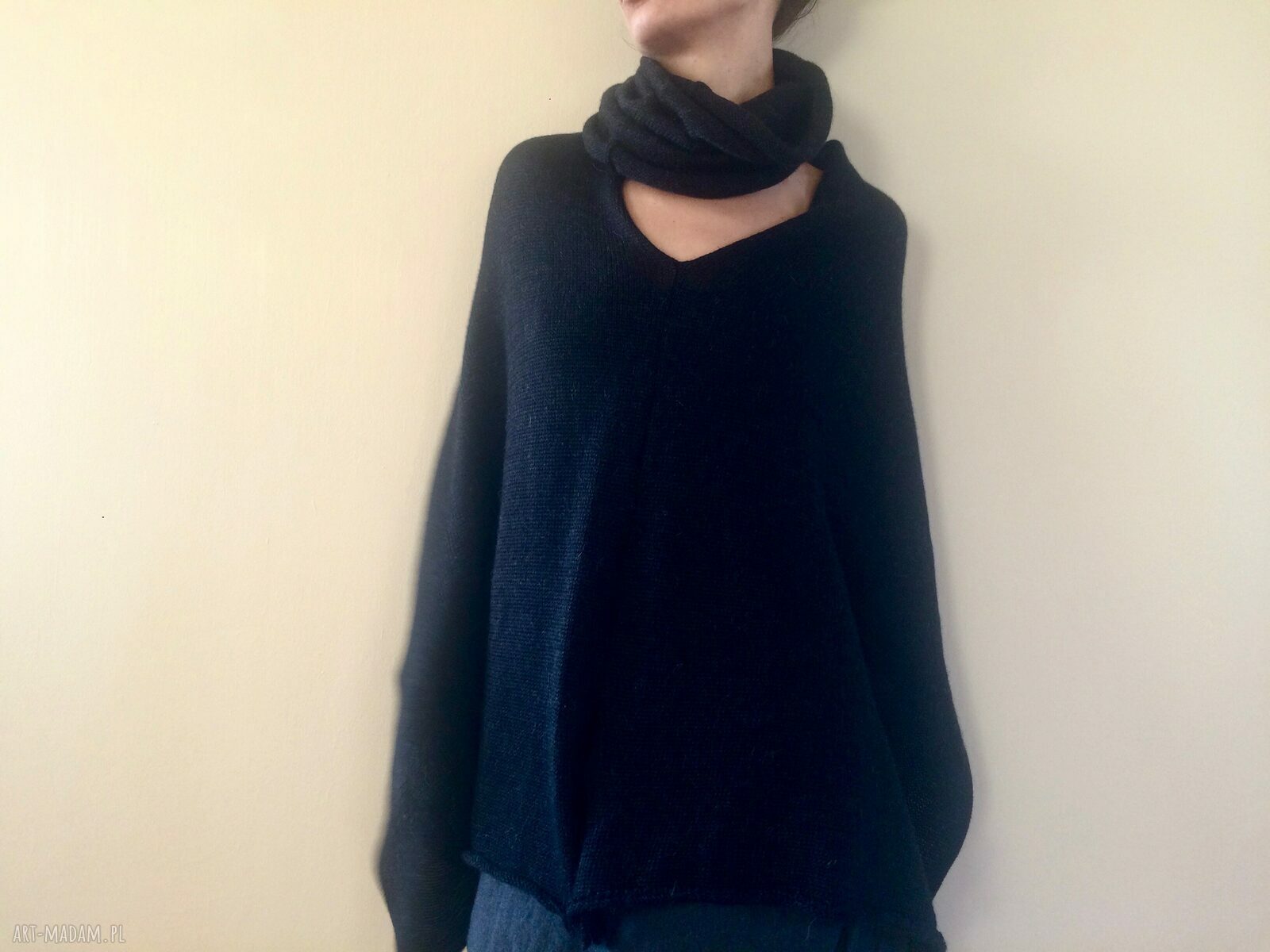 Czarne ponczo z golfem z alpaki - elegancki sweter na każdą porę roku