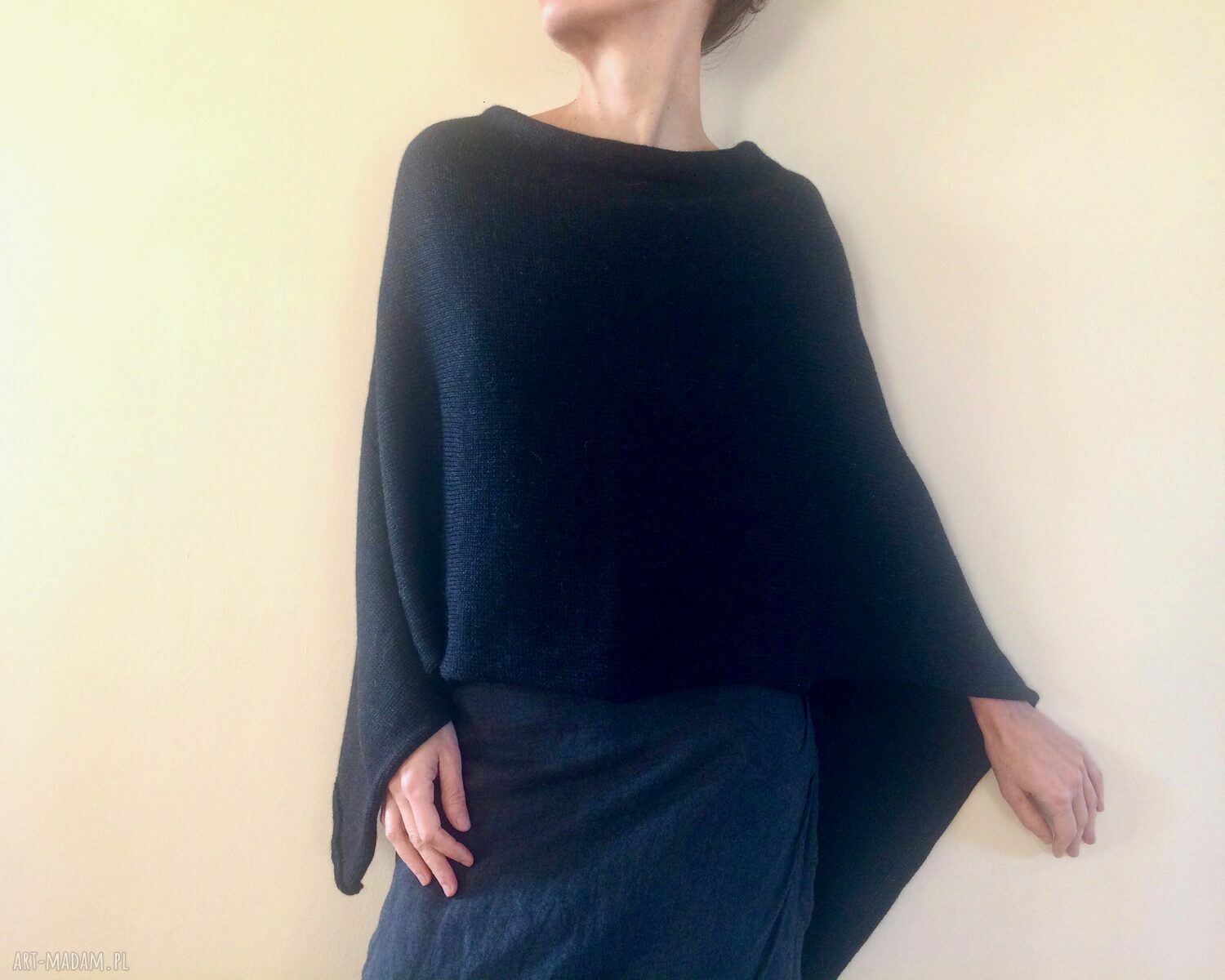 Czarne ponczo z golfem z alpaki - elegancki sweter na każdą porę roku