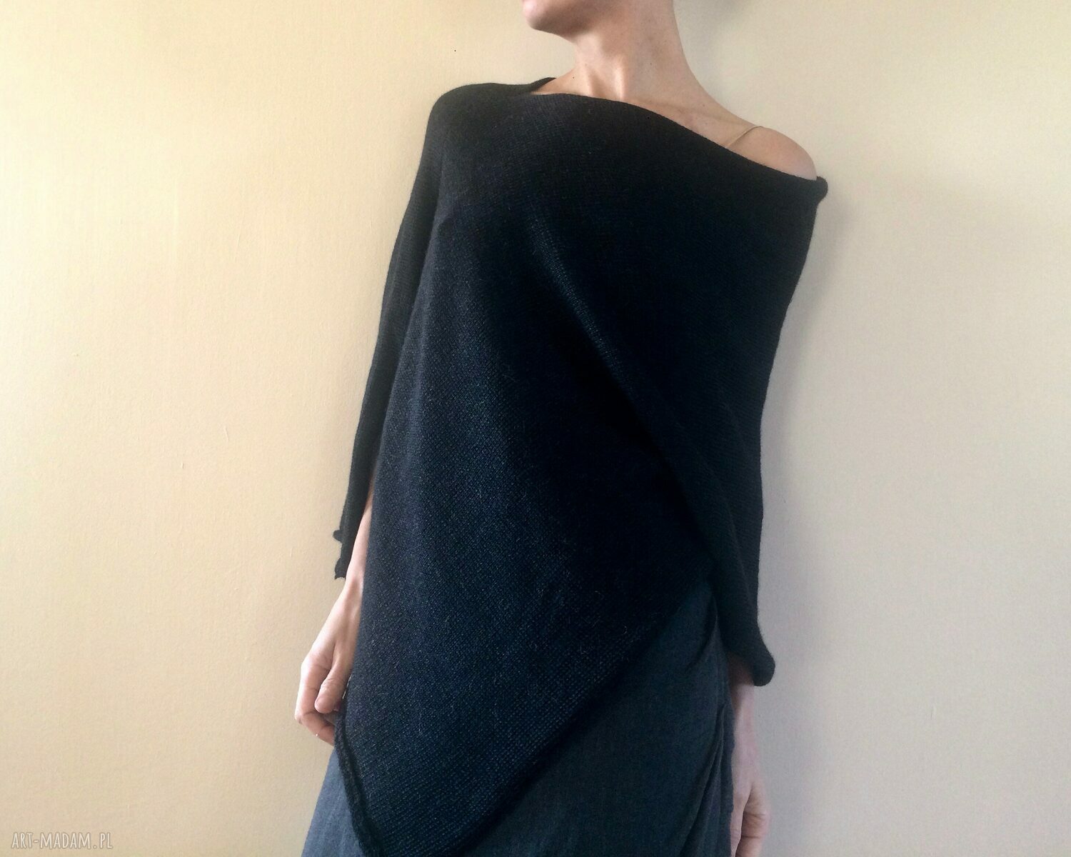 Czarne ponczo z golfem z alpaki - elegancki sweter na każdą porę roku