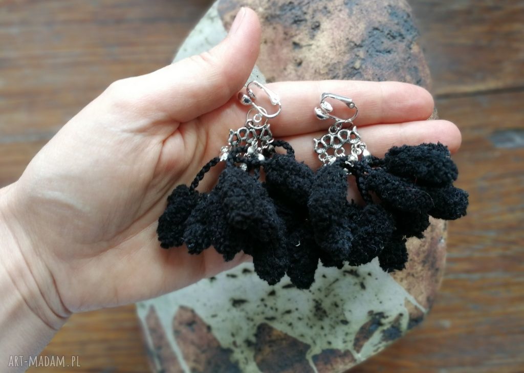 Czarne klipsy z pomponami - boho, lekkie folk etno (8 cm)