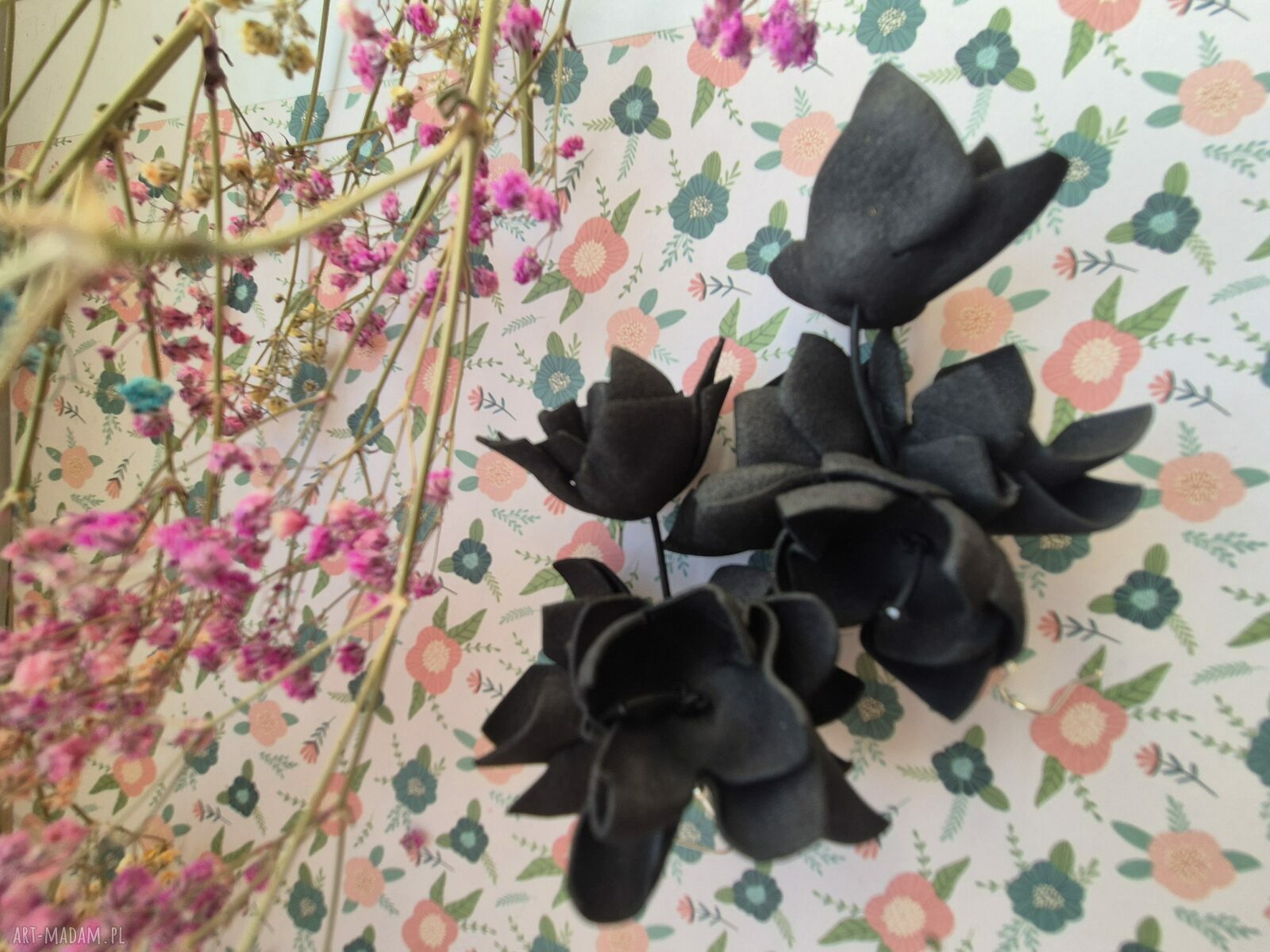 Kolczyki czarne tulipany boho - lekkie i ręcznie robione
