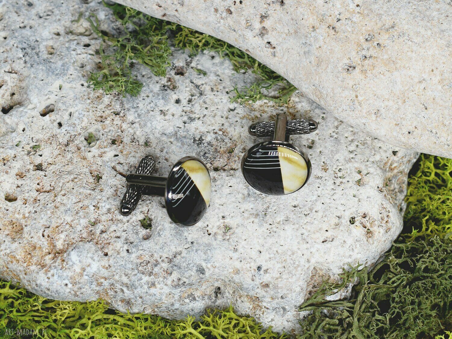 Czarne spinki do mankietów z geometrycznym „oczkiem”