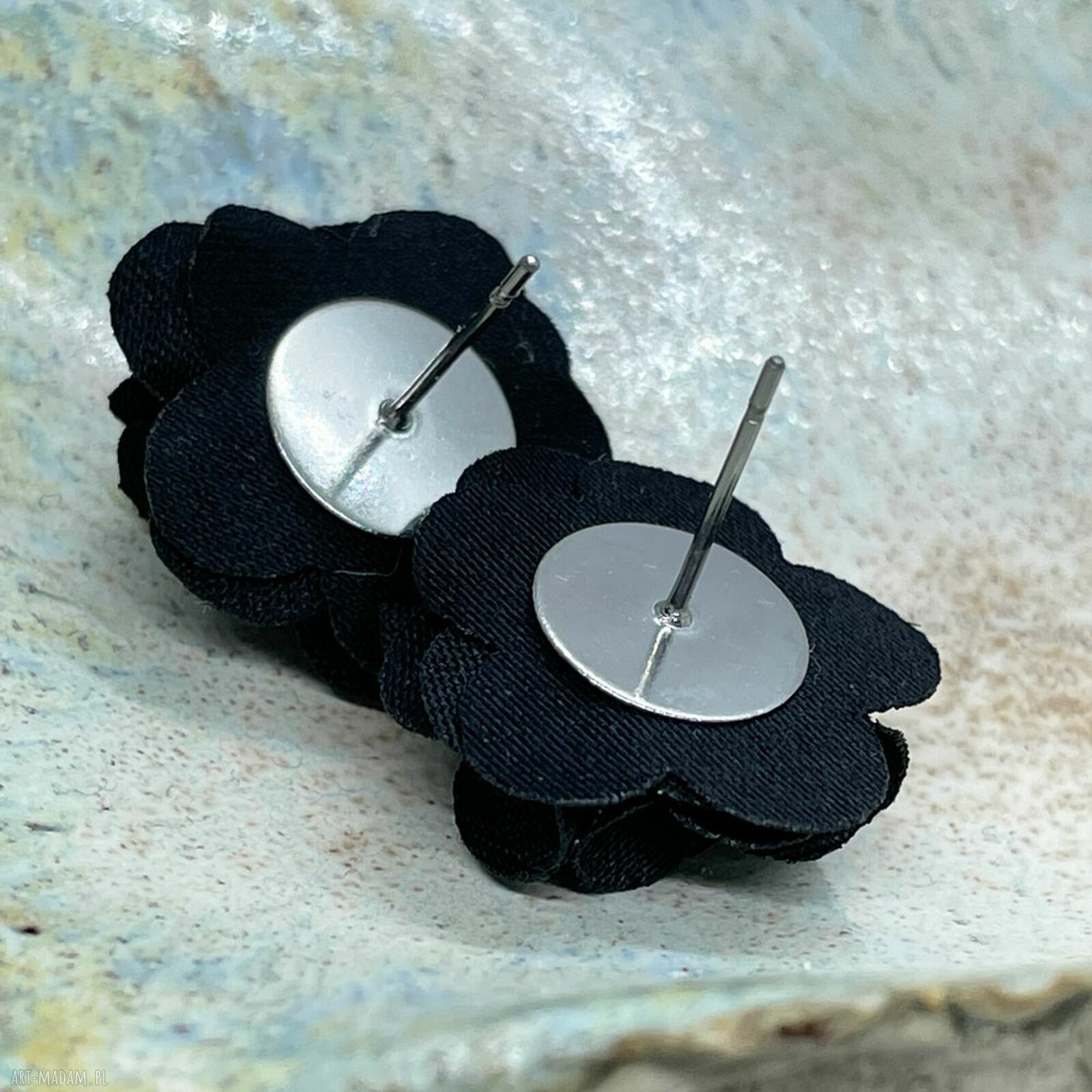 Czarne sztyfty z materiałowymi kwiatami - kolczyki handmade