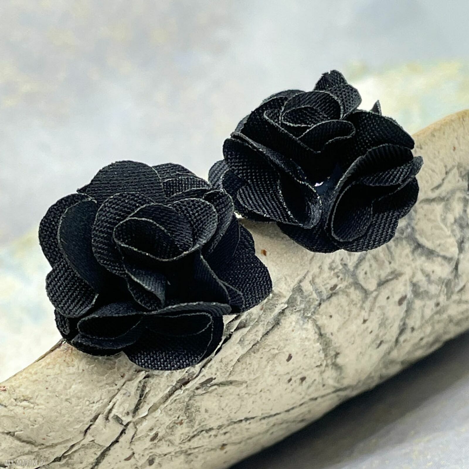 Czarne sztyfty z materiałowymi kwiatami - kolczyki handmade