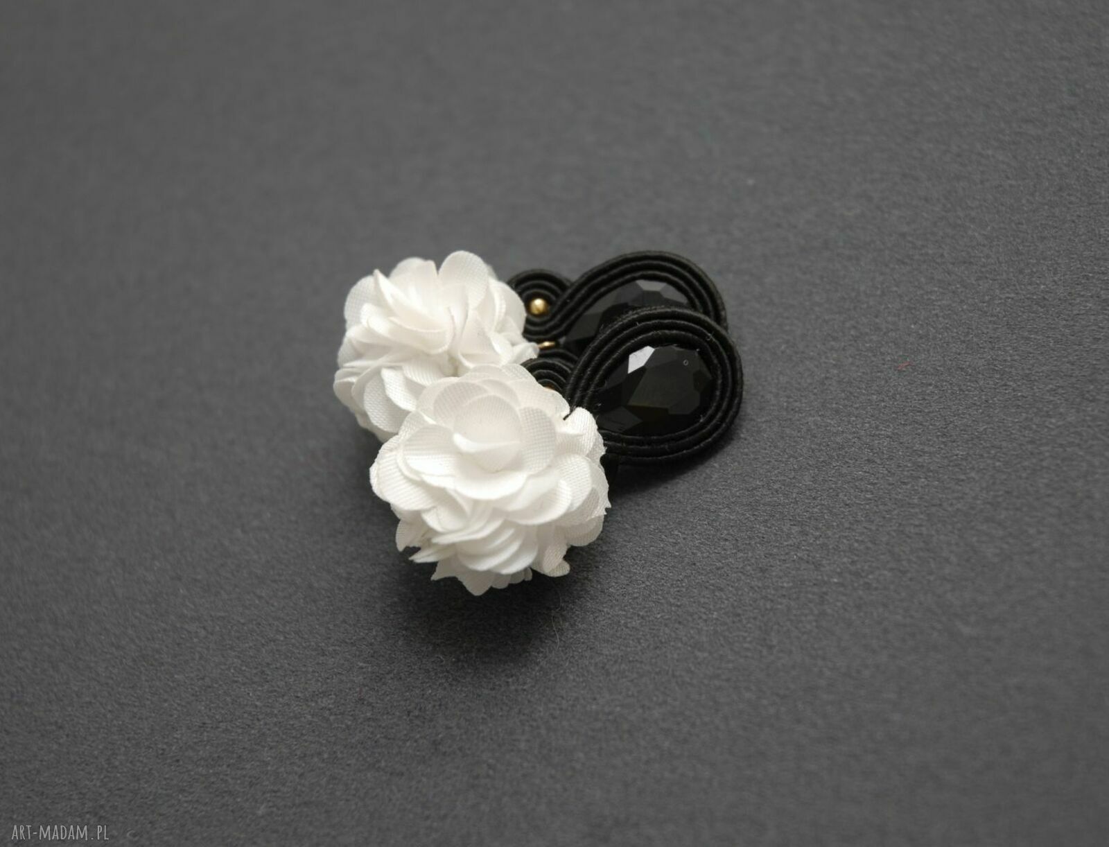 Czarno-białe klipsy sutasz z kwiatkiem (haft ok. 4 cm)