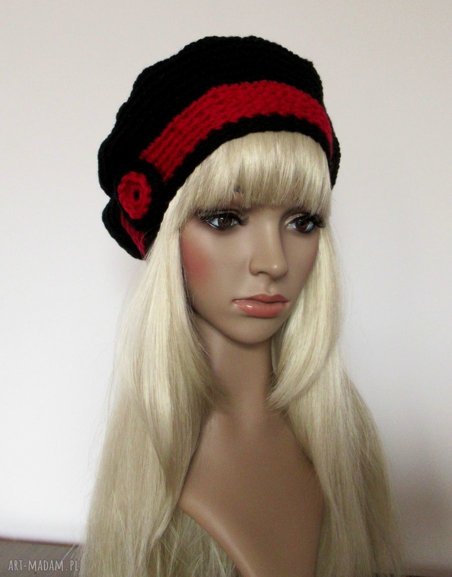 Zimowy beret w paski czerwono-czarny z kwiatkiem