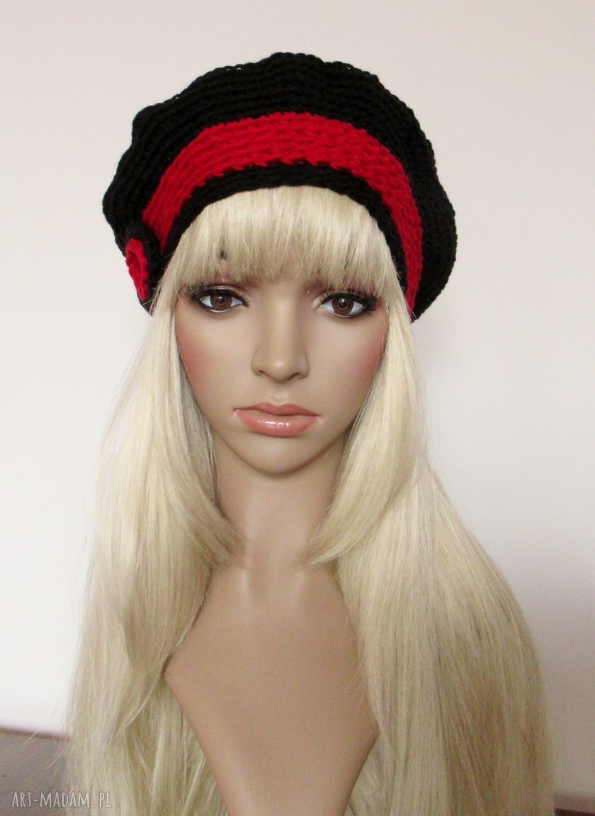 Zimowy beret w paski czerwono-czarny z kwiatkiem